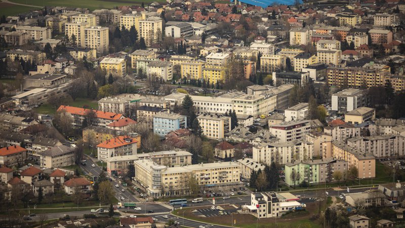 Fotografija: V Kranju nameravajo do leta 2026 zagotoviti okoli tisoč novih stanovanj. FOTO: Voranc Vogel/Delo