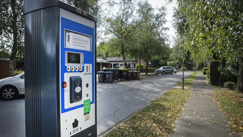 Fotografija: Na mestnih parkomatih se bodo cene dvignile za deset centov. FOTO: Jože Suhadolnik/Delo