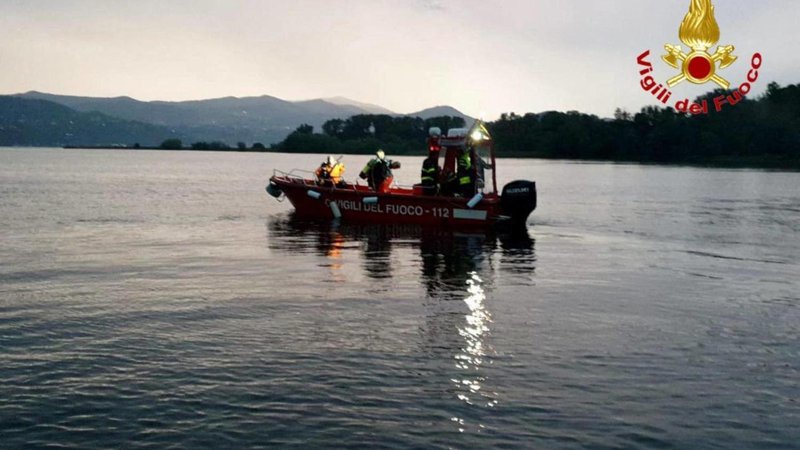 Fotografija: Reševalni potapljači in helikopter so priskočili na pomoč pri iskanju na južnem koncu jezera. FOTO: Handout/AFP