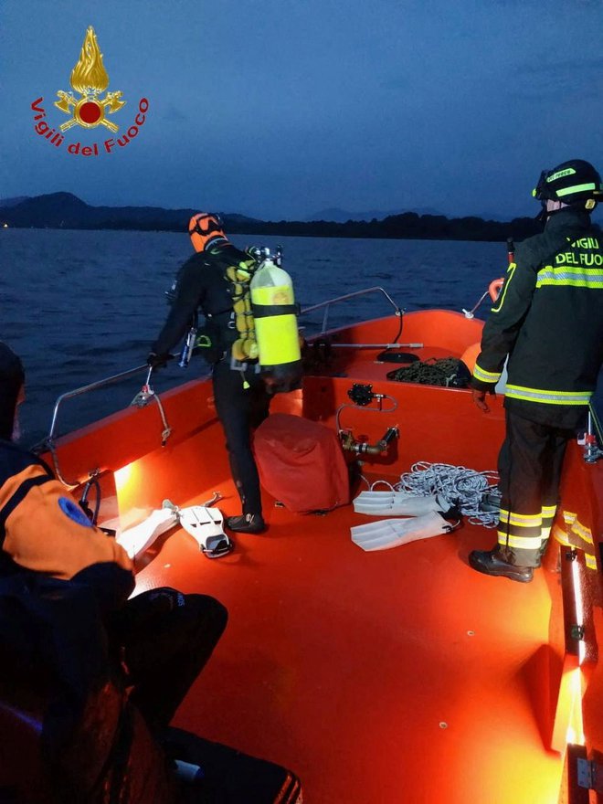 V iskanju preživelih na jezeru Maggiore. FOTO: Vigili del fuoco via Reuters