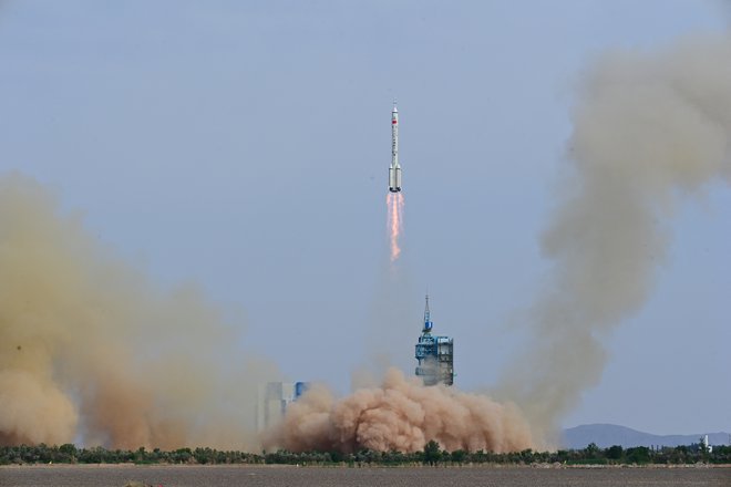 Astronavti so v orbito poleteli z raketo dolgi pohod 2F. FOTO: China Daily/Reuters