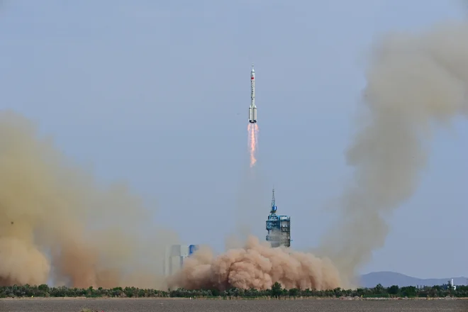 Astronavti so v orbito poleteli z raketo dolgi pohod 2F. FOTO: China Daily/Reuters