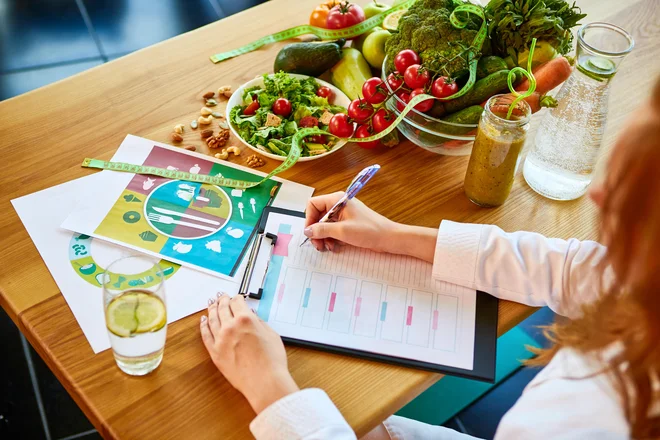 S sredstvi, ki so na voljo v zdravstvenih sistemih, bi učinkoviteje ravnali, če bi jih večji delež namenili preventivi. FOTO: Shutterstock