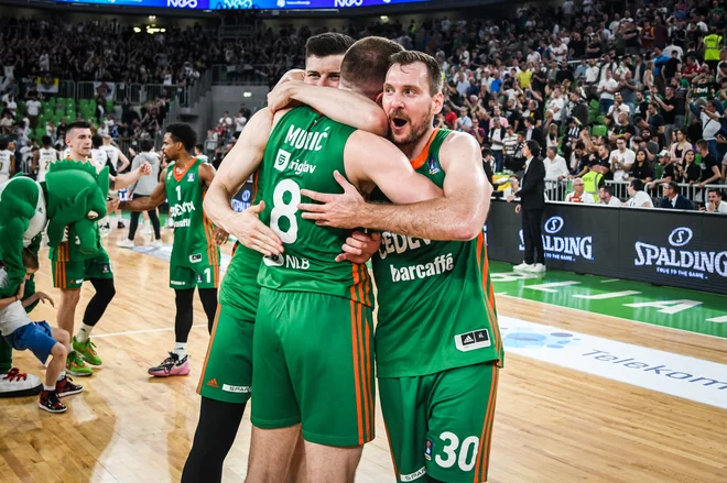 Zoran Dragić, Edo Murić in Amar Alibegović (z desne) so si po zmagi navdušeno planili v objem. FOTO: ABA