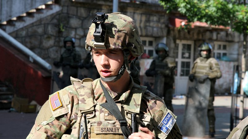 Fotografija: Brez prisotnosti tujih oboroženih sil na Kosovu še nekaj časa ne bo miru, o tem smo se lahko prepričali v preteklih dneh. Foto Stringer Reuters