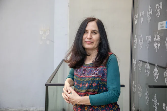 Ljudje nismo zgolj racionalna bitja, imamo tudi druge potrebe in izkušnje, ki jih v okviru znanstvene paradigme ni vedno mogoče smiselno pojasniti, pravi raziskovalka. FOTO: Voranc Vogel

 