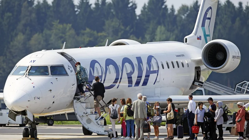 Fotografija: Domači letalski prevoznik je na ljubljansko letališče pred stečajem prepeljal približno polovico vseh potnikov. FOTO: Matej Družnik/Delo