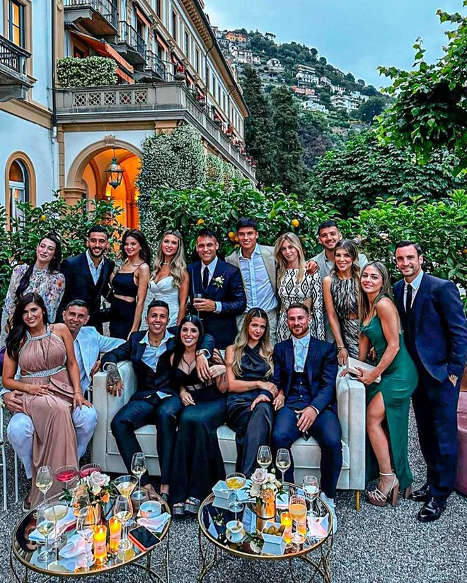 Argentinski nogometaš pri Interju in reprezentant Lautaro Martinez je svojo srčno izbranko Agustina Gandolfo popeljal pred oltar, a pravo poročno slavje bo parček izpeljal v Argentini. FOTO: Twitter