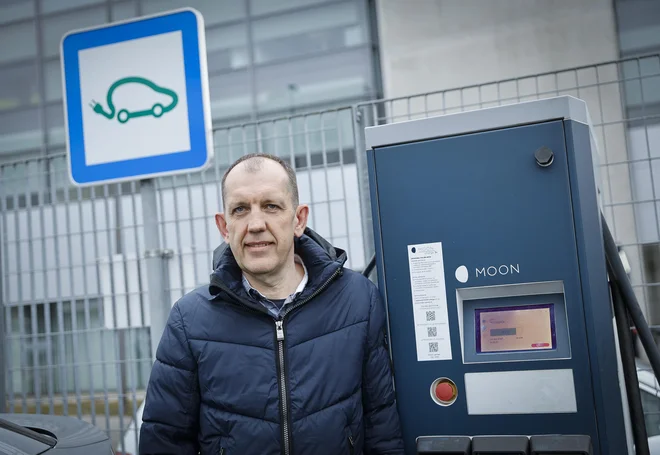 Zakon o infrastrukturi za alternativna goriva in spodbujanju prehoda na alternativna goriva v prometu prinaša velik napredek pri spodbujanju elektromobilnosti, pravi Dušan Lukič, vodja projekta Nova mobilnost pri Porscheju Slovenija. FOTO: Jože Suhadolnik/Delo