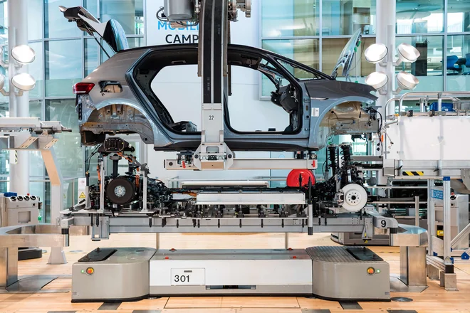Do leta 2030 bo po načrtih koncerna Volkswagen med novimi vozili njihovih blagovnih znamk, prodanimi v Evropi, že 70 odstotkov električnih. FOTO: Jens Schlueter/AFP