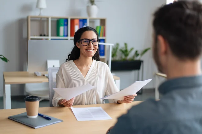 Temeljni elementi vodenja so samovodenje, aktivno poslušanje in zaupanje, in to v okolju, kjer imajo zaposleni možnost stalnega dialoga s svojim nadrejenim oziroma vodjo. FOTO: Shutterstock