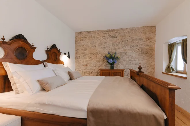 Interier so opremili tudi s starimi restavriranimi kosi, ki jih je investitor odkupil na bližnji kmetiji. FOTO: Neja Kalan