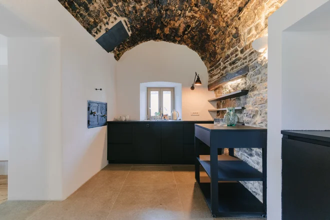 V največjem apartmaju v hiši so po novem prezentirali od dima črn strop. FOTO: Neja Kalan