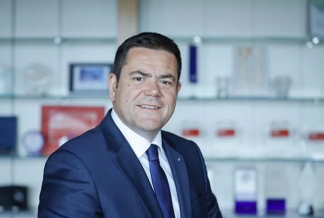 Antonio Argir: Če so spletne banke pred desetletjem nadomeščale fizične bančne poslovalnice, danes mobilne denarnice z virtualnimi karticami nadomeščajo fizične kartice. FOTO: Jože Suhadolnik/Delo