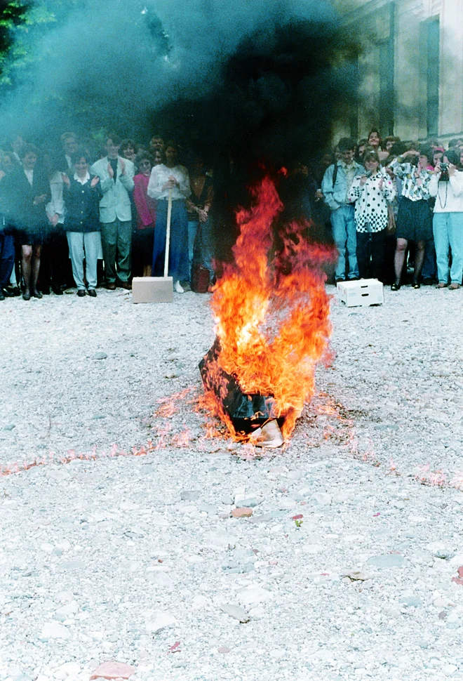 Obrede s krsto so na kranjski gimnaziji negovali še pred drugo svetovno vojno, po njej pa so jih še izpopolnili. Tako je krsta gorela na dvorišču gimnazije v Kranju leta 1991. FOTO: zasebna last//iz knjige Vivat academia, vivant professores!