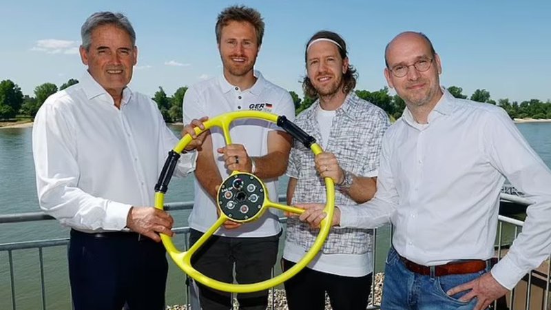 Fotografija: Sebastian Vettel (tretji z leve) se je posvetil jadranju. Ob njem so sir Russell Coutts, Erik Heil in Thomas Riedel. FOTO: SailGP