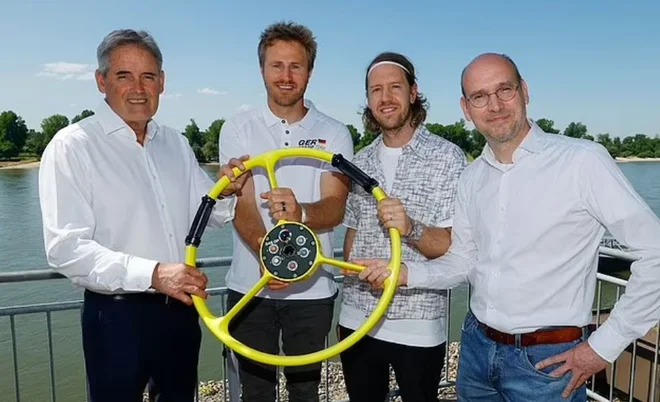 Sebastian Vettel (tretji z leve) se je posvetil jadranju. Ob njem so sir Russell Coutts, Erik Heil in Thomas Riedel. FOTO: SailGP