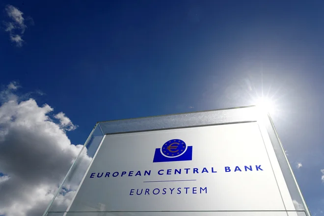 Inflacija v evrskem območju počasi upada, a je še trikrat nad ciljem ECB. FOTO: Kai Pfaffenbach/Reuters
