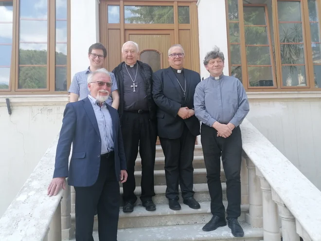 Pobudo za koprski medreligiozni forum so predstavili (z leve proti desni): sociolog Silvester Gaberšek, za njim predstavnik mladih Aleks Birsa Jogan, koprski škof Jurij Bizjak, murskosoboški škof Peter Štumpf in koprski stolni župnik Primož Krečič. FOTO: Nataša Čepar/Delo