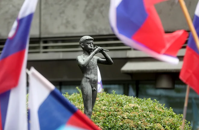 »Naše prve naloge bodo usmerjene v prihodnost, v zagotavljanje najvišjih standardov v programih in storitvah javne radiotelevizije,« so v ponedeljkovi izjavi poudarili svetniki. FOTO: Blaž Samec/Delo