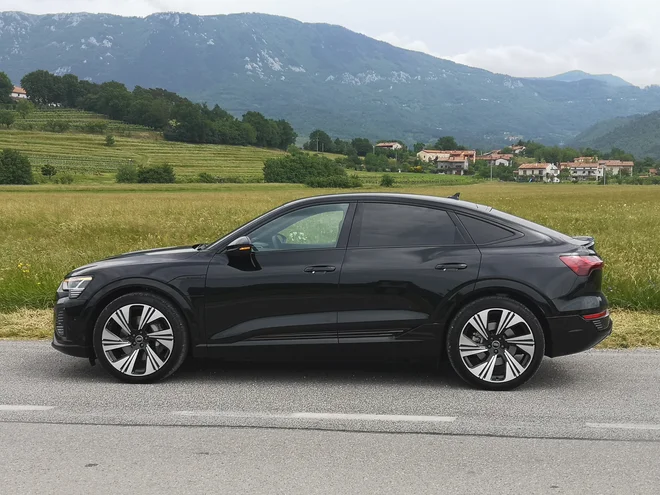 Nedvomno kupejevsko izpeljan zadek pri Q8 sportback e-tronu spremeni značaj celotnega vozila. FOTO: Gregor Pucelj