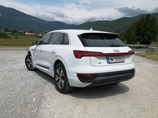 Od zadaj se običajni SUV Q8 e-tron in kupejevski sportback konkretno razlikujeta. FOTO: Gregor Pucelj