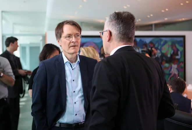 Nemški minister za zdravstvo Karl Lauterbach je pred zahtevno nalogo prepričati zvezne dežele, da je njegov predlog reforme financiranja bolnišnic nujen. FOTO: Nadja Wohlleben/Reuters