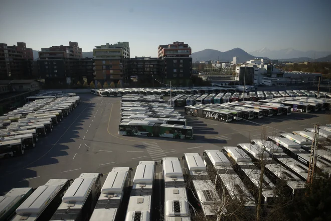 V povprečju so avtobusi LPP stari okoli 12 let, so pa v voznem parku tudi takšni, ki so stari kar 24 let. FOTO: Jure Eržen/Delo
