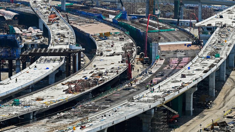 Fotografija: Del investicijskega cikla v Indiji je tudi gradnja cest, kot so na tem prometnem vozlišču v Mumbaju. Foto Punit Paranjpe/AFP