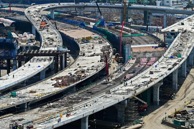 Del investicijskega cikla v Indiji je tudi gradnja cest, kot so na tem prometnem vozlišču v Mumbaju. Foto Punit Paranjpe/AFP