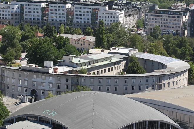 V Ljubljani pravkar poteka žiriranje natečajnih rešitev za prizidavo Baragovega semenišča (na fotografiji), ki ga je s pomočjo ZAPS razpisala Mestna občina Ljubljana. FOTO: Igor Zaplatil