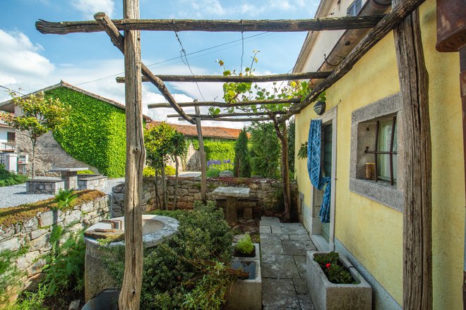 De même, dans la propriété de Bunčet, où se trouve le jardin karstique de Pepa (sur la photo), vous pouvez également visiter la salle commémorative de l'écrivain Boris Pahor.  PHOTO : Jošt Gantar