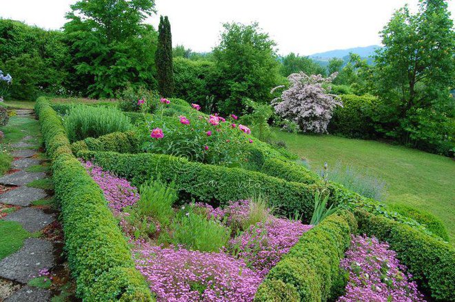 Dans la liste des jardins participants cette année, parmi les parcs de la ville et les jardins du château, il y a aussi des jardins privés, comme le jardin avec vue sur Nada Vreža à Predenca près de Šmarju près de Jelšah.  PHOTO : archives de Nada Vreža