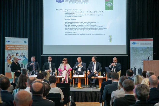 Z leve: direktrorica ZBS Stanislava Zadravec Caprirolo, glavni analitik fiskalnega sveta Aleš Delakorda, viceguverner BS Primož Dolenc, generalna direktorica GZS Vesna Nahtigal, državni sekretar na MGTS Matevž Frangež in predsednika uprav NKBM in NLB John Denhof in Blaž Brodnjak. FOTO: Voranc Vogel/Delo