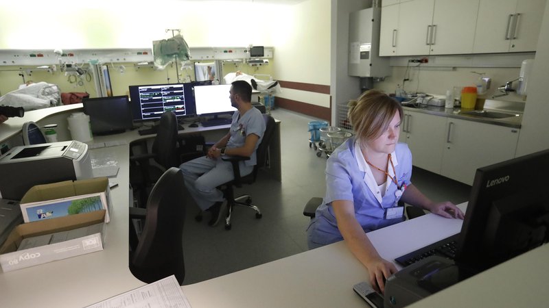 Fotografija: S telemedicino se poveča učinkovitost kadra, saj lahko medicinska sestra istočasno spremlja tudi do 100 bolnikov, pacientom pa, če to ni nujno, ni treba prihajati v bolnišnico na redne kontrolne preglede, pravijo v UKC Ljubljana. Foto Leon Vidic