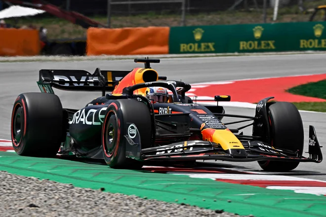 Max Verstappen je izkoristil vsak centimeter proge. FOTO: Javier Soriano/AFP