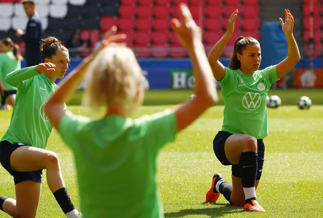 Sara Agrež (levo) in soigralke pri Wolfsburgu so nared za spopad z Barcelono. FOTO: Piroschka Van De Wouw/Reuters