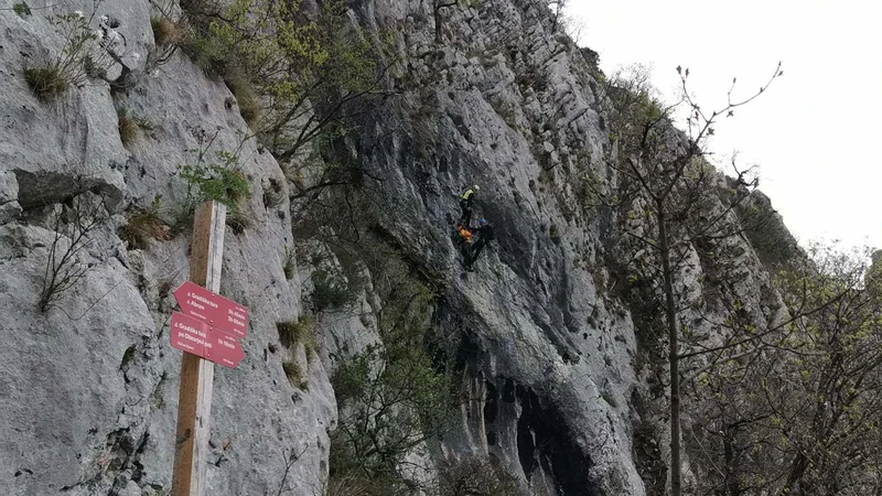 Fotografija: Na fotografiji je reševalna akcija na Otmarjevi poti v Gradiški Turi, ki je potekala pred časom. FOTO: GRS Tolmin
