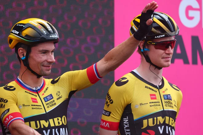 Tudi Primož Roglič (levo) je del kolesarske ekipe Jumbo Visma. FOTO: Luca Bettini/AFP