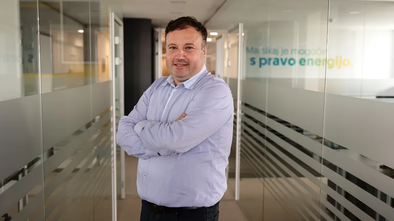 Fotografija: Gregor Novak pravi, da povpraševanje po sončnih elektrarnah »malenkost upadlo, a je glede na pretekla leta še vedno precej veliko«. FOTO: Črt Piksi/Delo