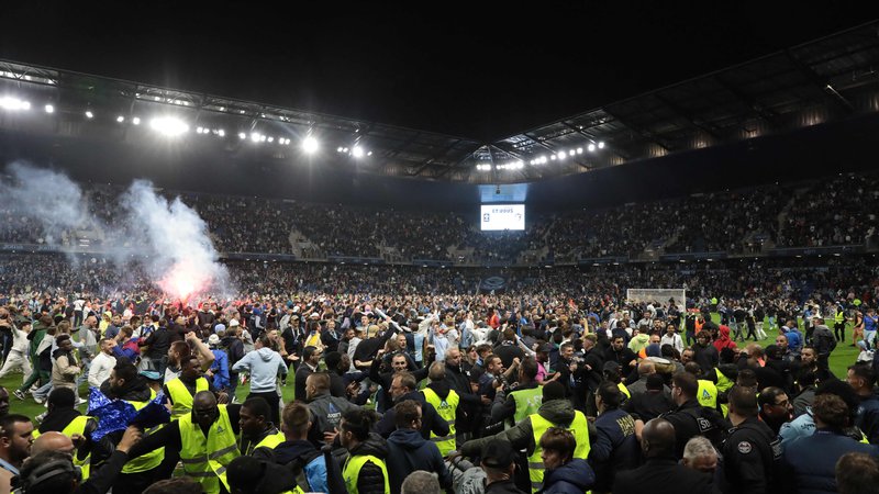 Fotografija: Navijači Le Havra so po tekmi zasedli zelenico na štadionu. FOTO: Lou Benoist/AFP