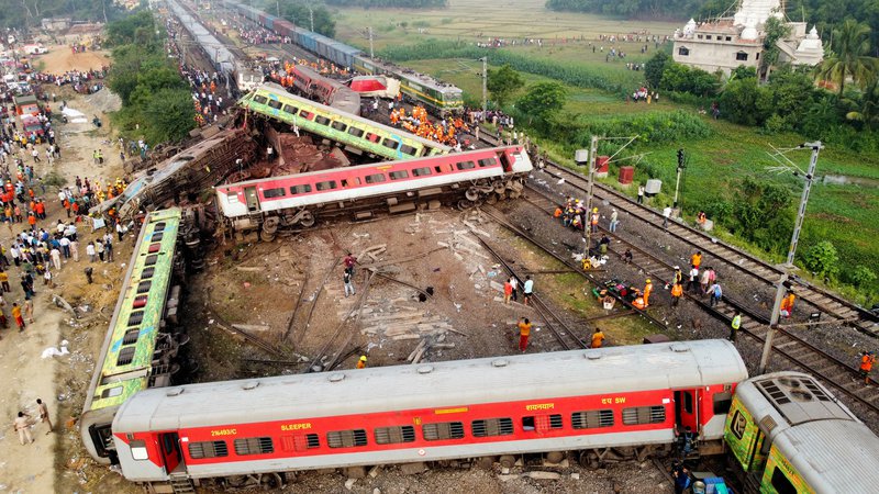 Fotografija: Včerajšnja nesreča je ena najsmrtonosnejših  železniških nesreč v Indiji v zadnjih 20 letih. FOTO: Reuters