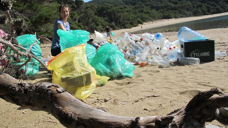 Fotografija: Na plaži, ki je bila na prvi pogled videti čista, smo zbrali 216 kilogramov odpadkov. FOTO: Borut Tavčar/Delo