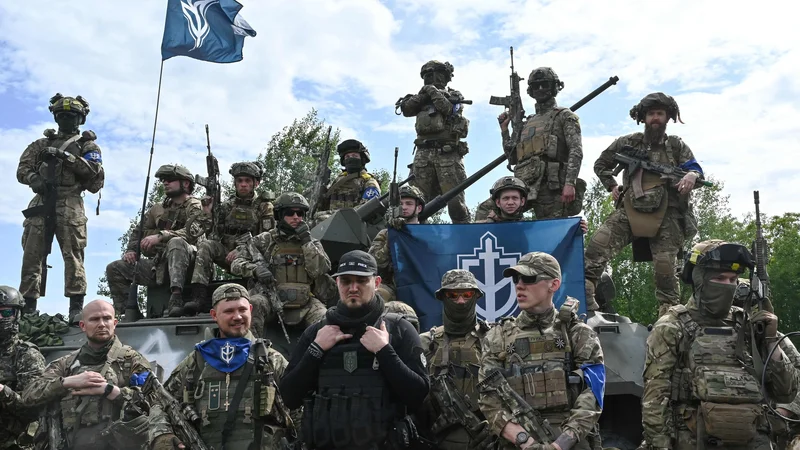 Pripadniki Ruskega prostovoljskega korpusa so Rusi, ki se borijo na strani Ukrajine. Ustanovitelj korpusa Denis Nikitin (v središču) je znan po vzdevku Beli Rex. FOTO: Sergej Bobok/AFP