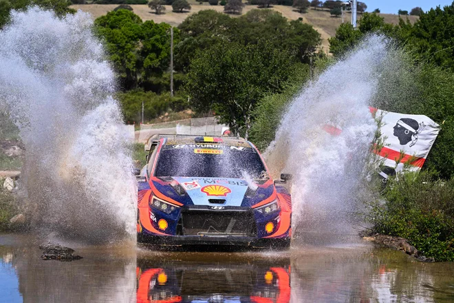 Thierry Neuville je bil najhitrejši na Sardiniji. FOTO: Andreas Solaro/AFP