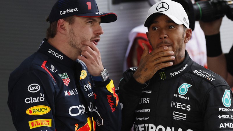 Fotografija: Lewis Hamilton (desno) je morda prišepnil Maxu Verstappnu, da ga bo čez 14 dni v Kanadi premagal. Foto Albert Gea/Reuters