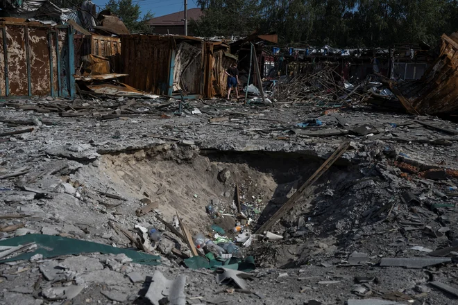 Uničena mestna tržnica v Vovčansku FOTO: Viacheslav Ratynskyi/Reuters