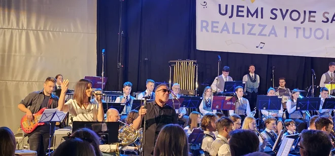 Utrinek z dobrodelnega koncerta, na katerem sta nastopila tudi Lea Sirk in Boštjan Velkavrh. Zvedeli pa smo, da bo akcija za Urbana pomagala njegovim sotrpinom. FOTO: Boris Šuligoj/Delo