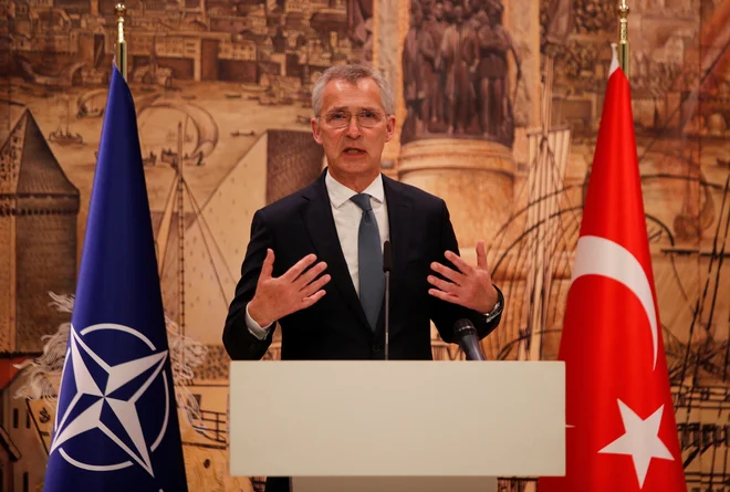 Generalni sekretar Nata Jens Stoltenberg med novinarsko konferenco v Istanbulu Foto Dilara Senkaya/Reuters