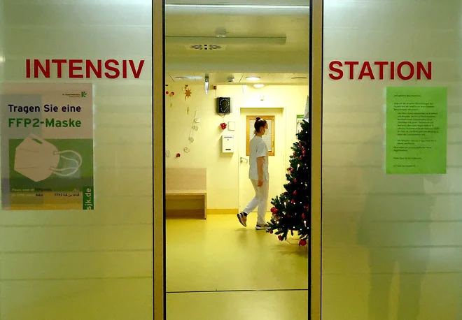 V Nemčiji primanjkuje več deset tisoč ustrezno izobraženih medicinskih sester in drugega oskrbnega osebja, zaradi staranja prebivalstva pa se razmere iz leta v leto slabšajo. FOTO: Lisi Niesner/Reuters